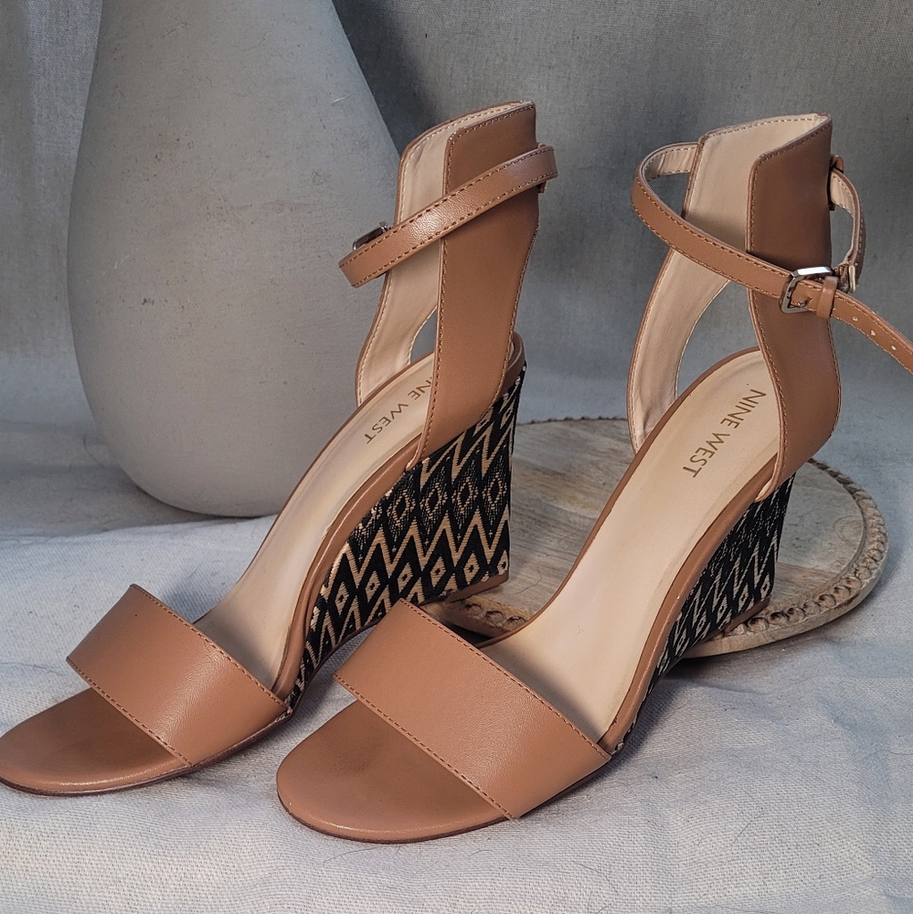 Nine West Tan Wedge Heels with Tribal Print Pattern Size 9